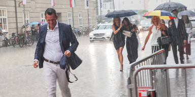 Minister Mückstein bei Festspielen vom Regen erwischt