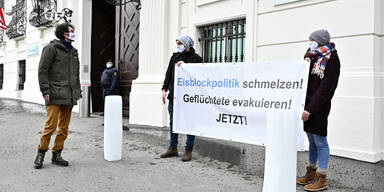 Eisblöcke vor dem Kanzleramt: Protest gegen Flüchtlingspolitik