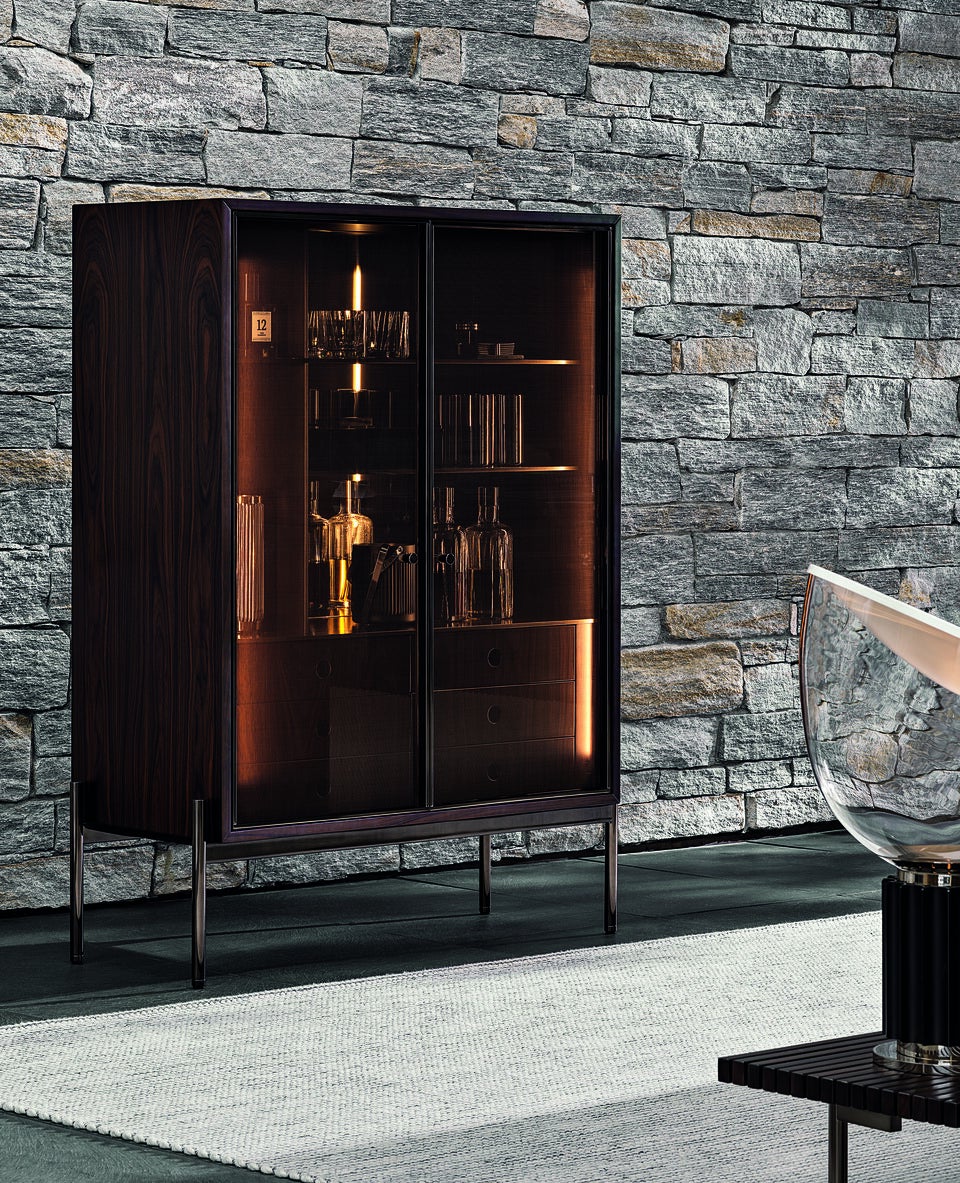Das zeitgenössische Design der Superquadra Barmöbel von Minotti überzeugt mit Eleganz.