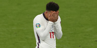 Englands Jadon Sancho hält sich nach seinem verschossenen Elfmeter im EM-Finale die Hände vor sein Gesicht
