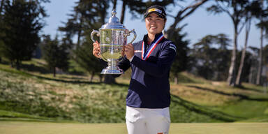 Golf-Profi Yuka Saso hält stolz ihre US-Open-Trophäe