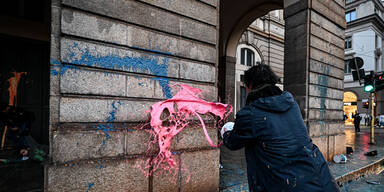 Klima-Aktivisten schütten Farbe auf Scala-Eingang