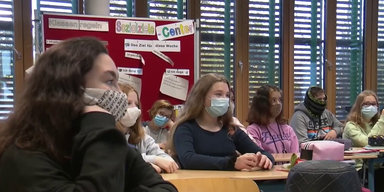 Schüler mit Masken