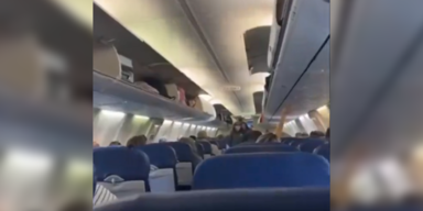 Frau findet unmöglichen Schlafplatz im Flugzeug
