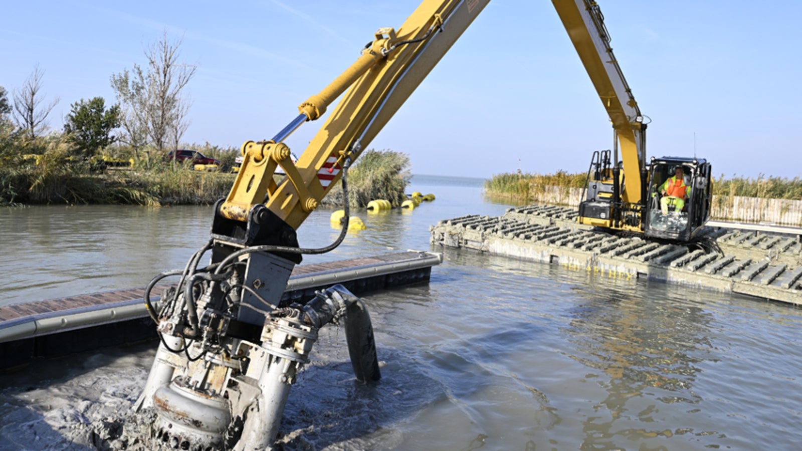 Bagger saugen Schlamm aus Häfen am Neusiedler See oe24.at
