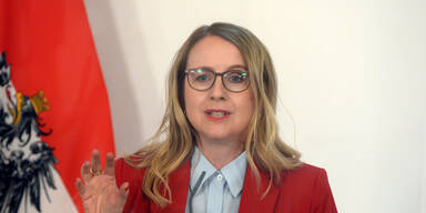 Ministerin Schramböck für Impfpflicht