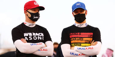 Mick Schumacher und Teamkollege Nikita Masepin (beide Haas) stehen mit verschränkten Armen nebeneinander