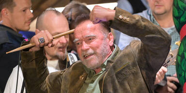 Schwarzenegger rockt die Wiesn - als Dirigent