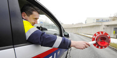autobahnpolizei im Einsatz (Symbolbild)