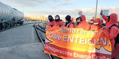 Klima-Rebellen blockieren OMV-Raffinerie in Schwechat