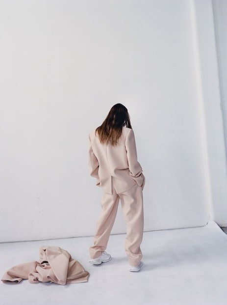 Hailey Bieber mischt Stil mit Komfort