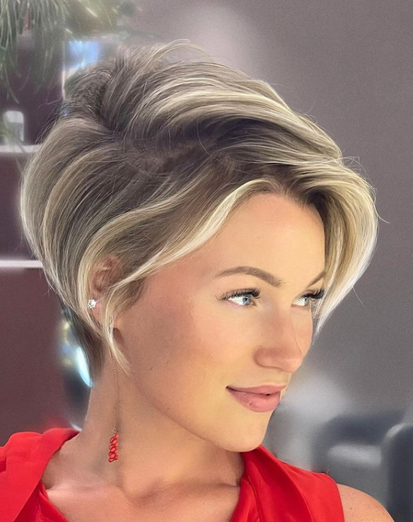 Der Wedge Cut macht plattes Haar wieder voluminöser.