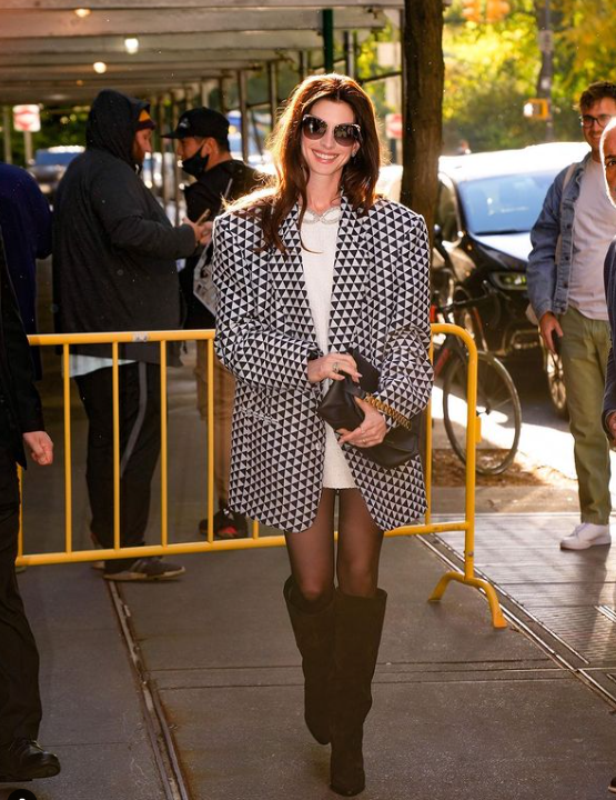 Anne Hathaway kombiniert den XXL-Blazer mit schwarzen Stiefel.