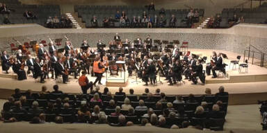 Während Konzert: Klima-Aktivisten kleben sich in Elbphilharmonie fest