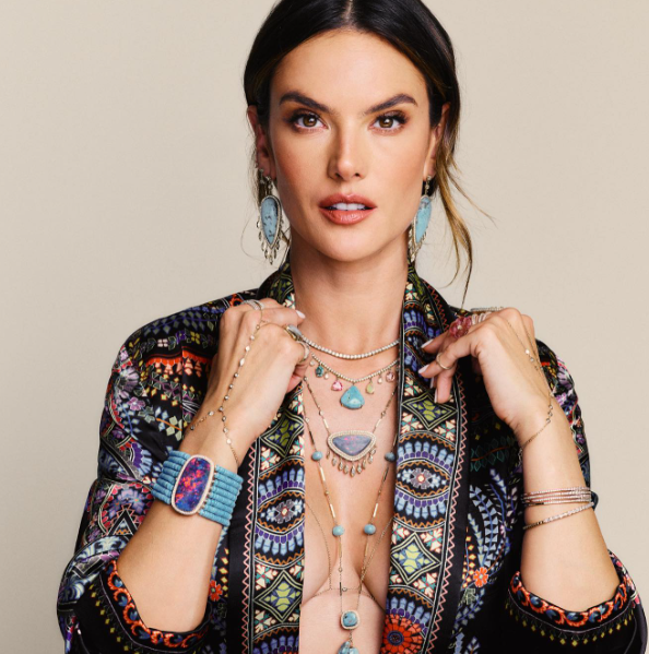 Ambrosio als sexy Schmuck-Engel