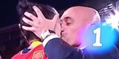 Spaniens Verbandsboss küsst Weltmeisterin auf den Mund