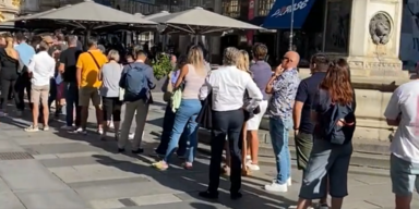 Mega-Hype um neue Swatch-Uhr: Hunderte stehen in Wien Schlange