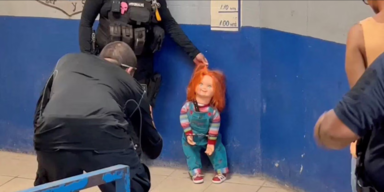 Hier wird Chucky die Mörderpuppe von der Polizei verhaftet