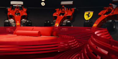 Eine Nacht im Ferrari-Museum schlafen und über die Pista di Fiorano rasen