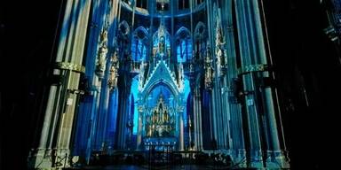 Votivkirche mit mystischer     Licht-Show