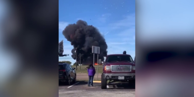 Sechs Tote Weltkriegsflieger kollidierten bei Flugshow in den USA.png