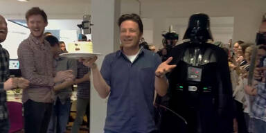 Jamie Oliver feiert mit Darth Vader