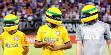 Corinthians-Spieler ehren Senna mit Helm-Aktion