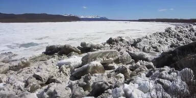 Riesige Eisschollen an Land geschwemmt