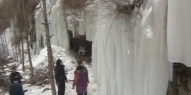 Eis-Wasserfall wird Touristenattraktion
