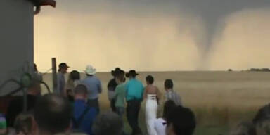 Tornado raste auf Hochzeitsgesellschaft zu
