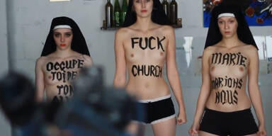 Femen- Aktivsitinnen gegen Demonstranten