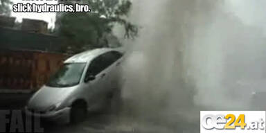 Wasserfontäne schiesst Auto in die Luft