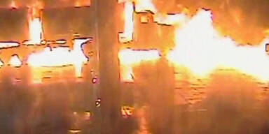 Tanklastzug geht plötzlich in Flammen auf