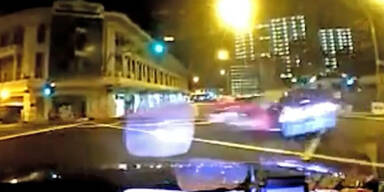 Schockvideo: Ferrari rast in Taxi - drei Tote!