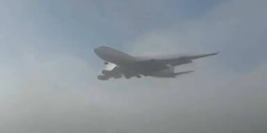 Nebel: Boeing erscheint wie aus dem Nichts