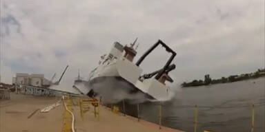 Peinlich: Schiff bei Stapellauf gecrasht