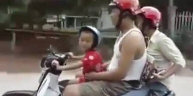 Mini-Biker: 5-Jähriger fährt Moped