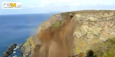 Schockvideo: Steilküste stürzt ins Meer