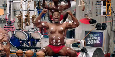 Old Spice: Terry Crews macht Muskel-Musik