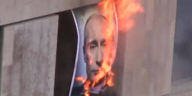 Pussy Riot verbrennen Putin-Portrait