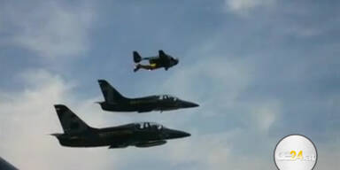 'Jetman' fliegt mit zwei Düsenjets in Formation