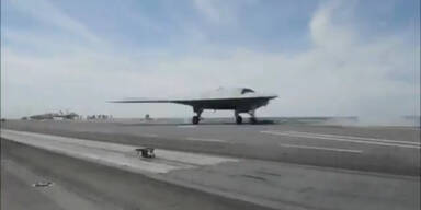 Stealth Drohne startet von Flugzeugtraeger