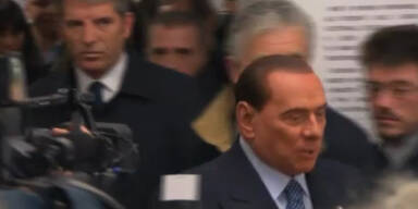 Busen-Attacke auf Berlusconi