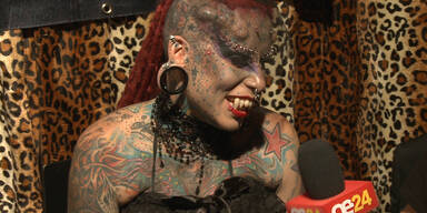 Vampir zu Besuch bei Tattoo-Messe in Wien