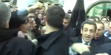 Sarkozy muss vor Demonstranten flüchten