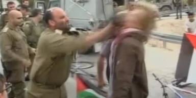 Israelischer Offizier schlägt Aktivisten