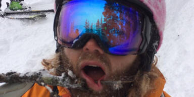 Ast pfählt Gesicht von Skilehrer
