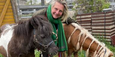 Karin Kneissl mit ihren Ponys