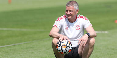 Ole Gunnar Solskjaer (Trainer von Manchester United) sitzt auf dem Rasen