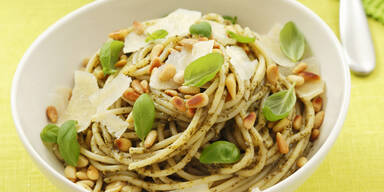 Spaghetti mit gruenem Pesto